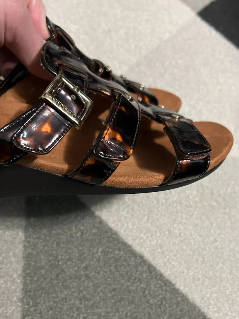 VIONIC‎ RADIA Brown Tortoise Shell Triple Strap Wedge Sandals Women's Size 7